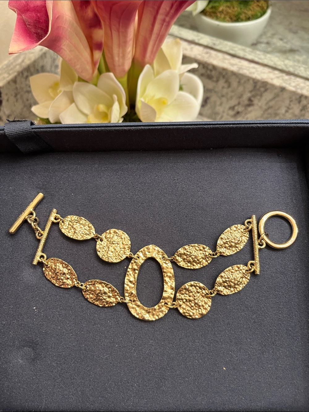 Oscar de la Renta Textured Gold Link Toggle Bracelet